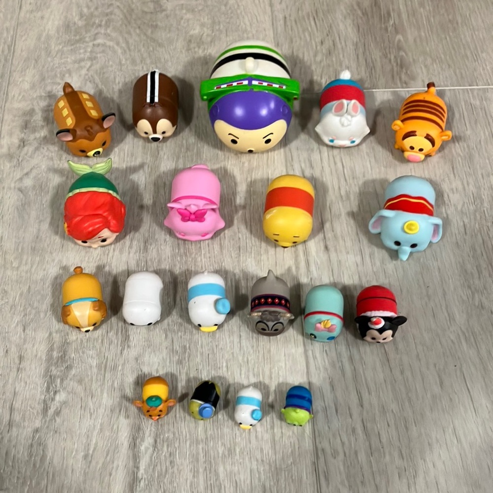 Disney Tsum Tsum bundle / lot. 18 characters. 8x 2” . 6 x 1”. 4 x minis. 1 x 3”.